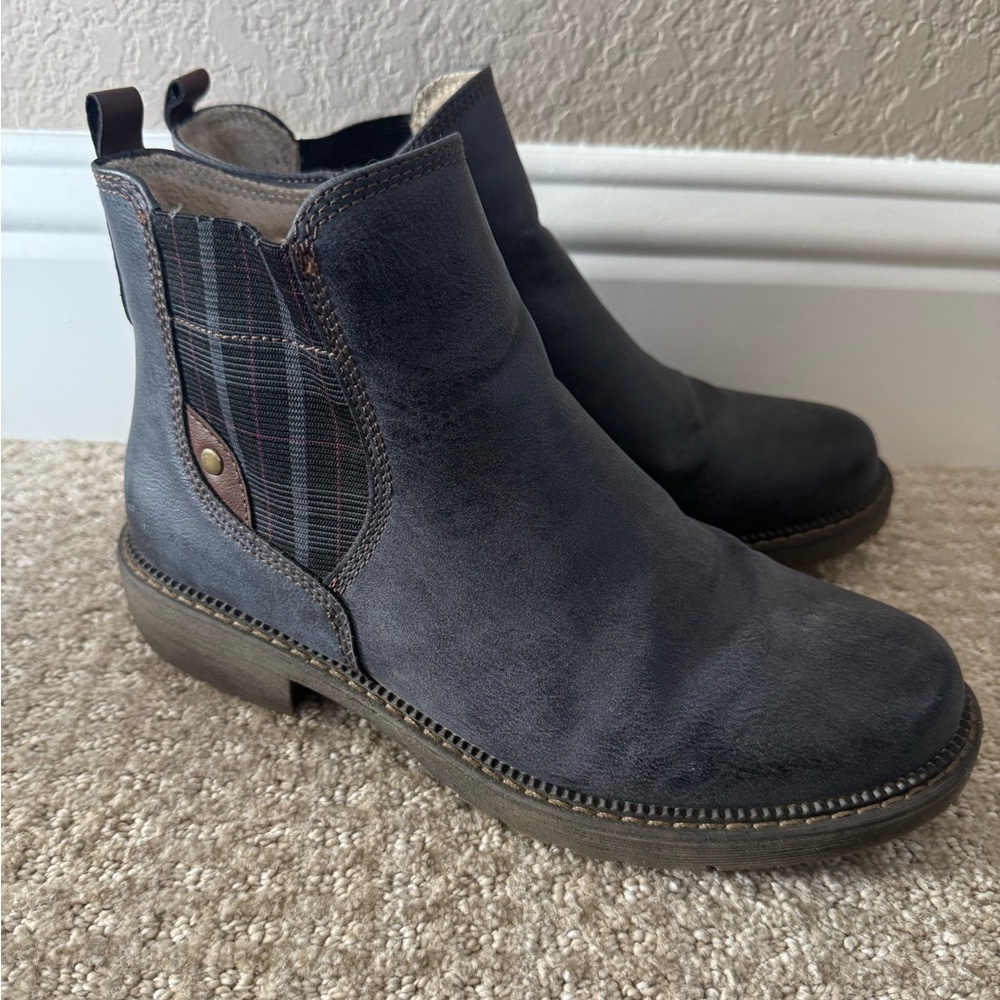 Navy Blue Leather Chelsea Boots with Plaid Stretch